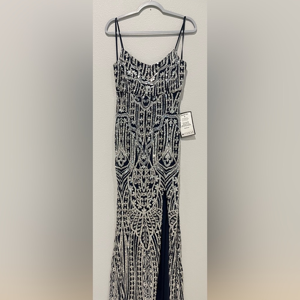 Betsy & Adam
Navy Long Beded Sequin Placement Slit Sz 6 - Picture 4 of 8